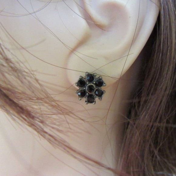 Black rhinestone flower clip-on stud earrings - Picture 1 of 4